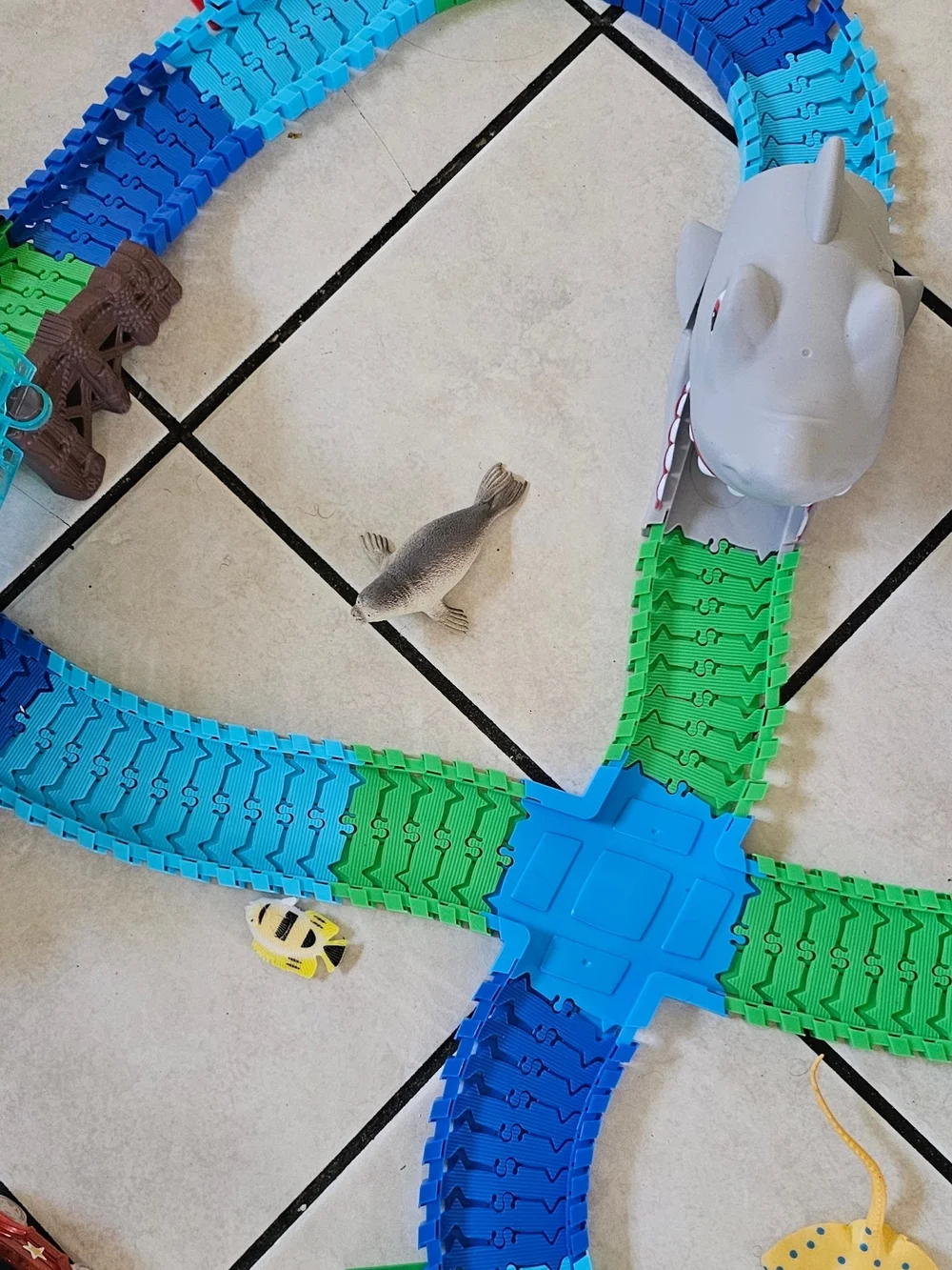 Flexible Blue & Green Race Track Glow In The Dark Playset for Kids